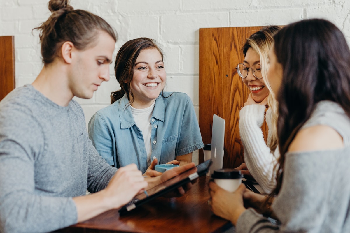 Des habitants discutant lors d'une rencontre conviviale