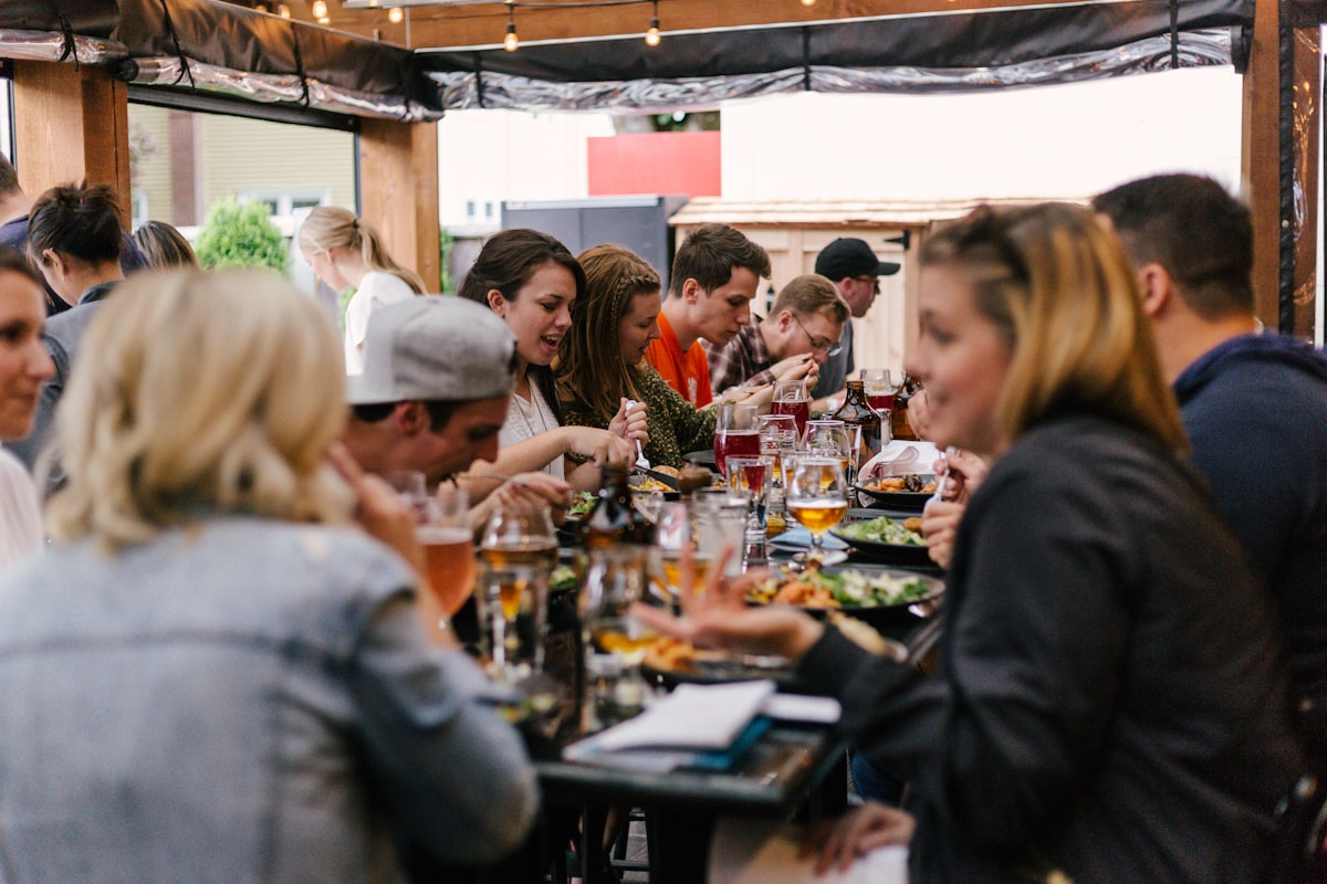 Des personnes partageant un repas lors d'une animation conviviale