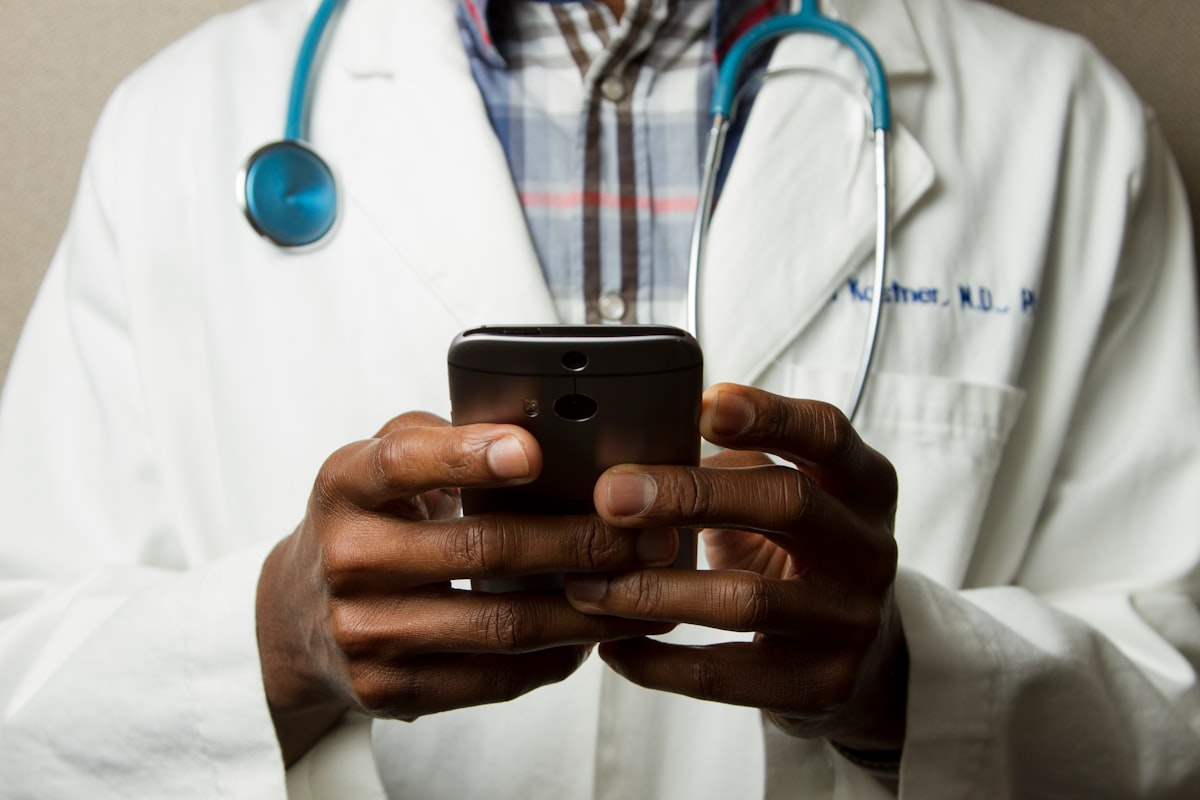 Un professionnel de santé avec un stéthoscope