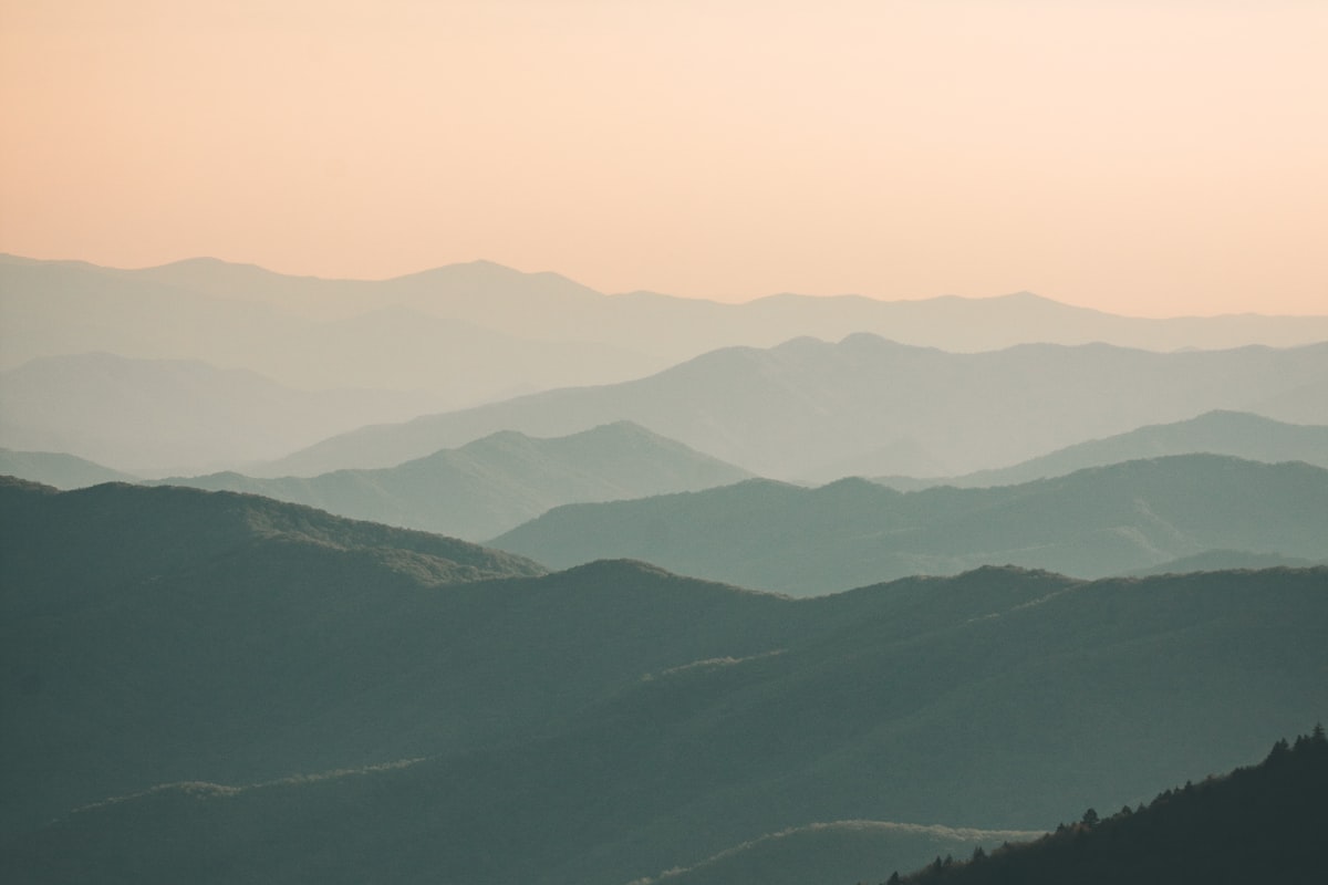 Crêtes de montagnes au lever du soleil